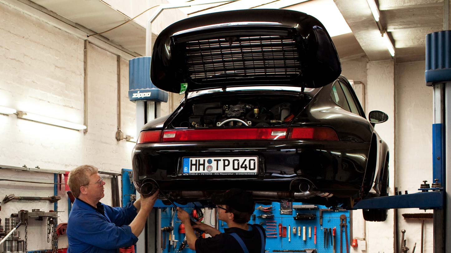 Ein Porsche 993 Turbo auf der Hebebühne